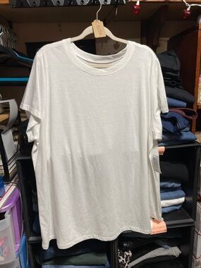 #325a size 3 torrid NWT Classic fit Crewneck Tee